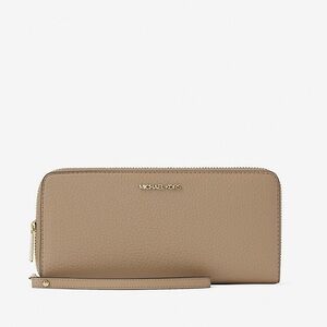 Michael Kors Jet Set Travel Large Continental wallet in the color Camel